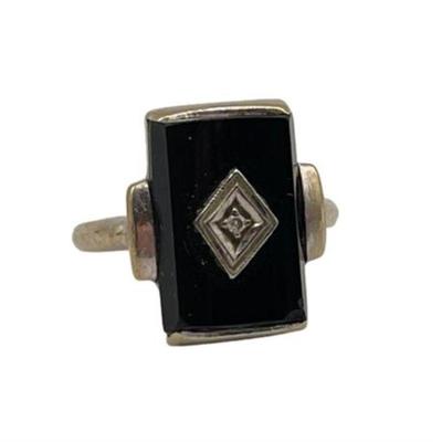 Lot 107
Vintage 10 K Gold Onyx and Diamond Ring