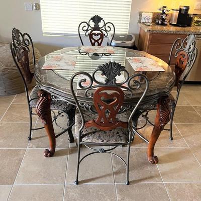 This item is available for PRESALE.  Please text photo to 760-668-0554 to purchase.  We accept Zelle
Dining Table and Chairs 