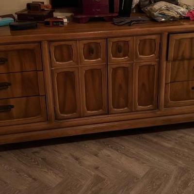 This item is available for PRESALE.  Please text photo to 760-668-0554 to purchase.  We accept Zelle
Dresser $125