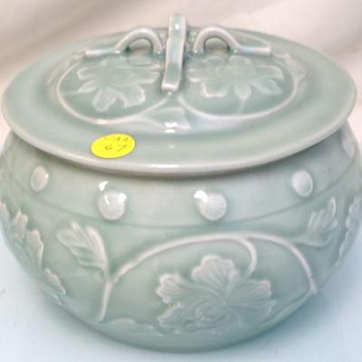 CHINESE CELADON COVERED POT