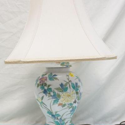 CHINESE PORCELAIN CHRYSANTHEMUM LAMP