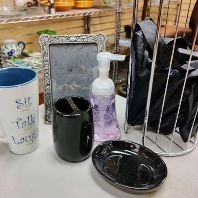 Black bathroom set, household items. 