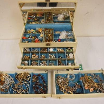 1119	LARGE LOT OF ASSORTED COSTUME JEWELRY IN BOX
