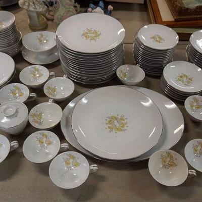 1152	NARUMI CHINA 100 PIECE LT INCLUDING CUPS, SAUCERS, DINNER PLATES, BOWLS AND SERVING PIECES
