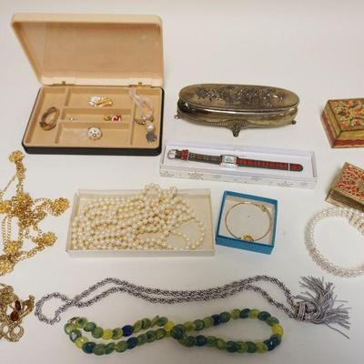 1121	COSTUME JEWELRY LOT INCLUDING JEWELRY BOXES
