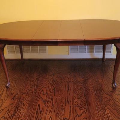 Vintage Queen Anne Oval Dining Table w/ 2 Leaves