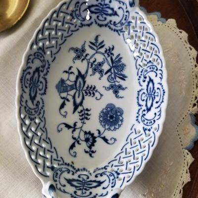 Blue Danube oval bowl, pierced, with handles