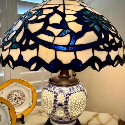 Stained glass lamp w/ light-up base