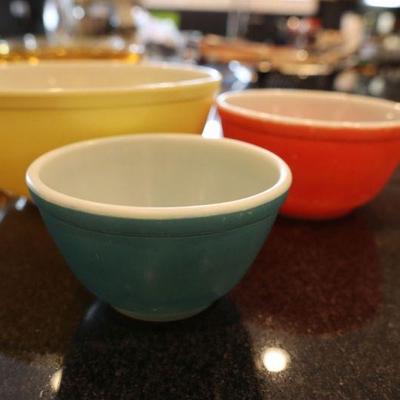 Vintage mid-century Pyrex bowls
