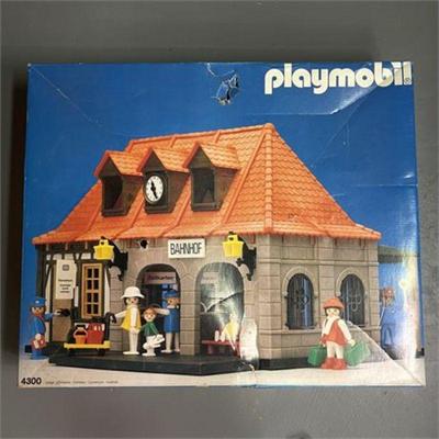 Lot 206
Vintage Playmobil Banhof #4300