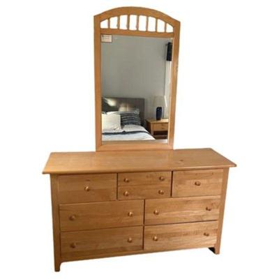Lot 063
Stanley Furniture Dresser with Mirror