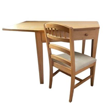 Lot 067
Stanley Furniture Maple Student Corner Desk and Chair