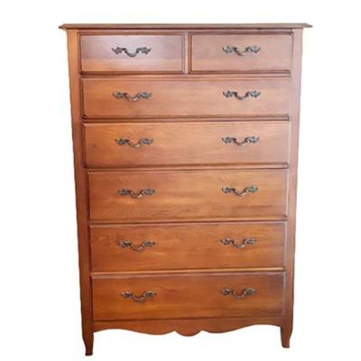 Lot 039
Impressions Collection by Thomasville Chest of Drawers