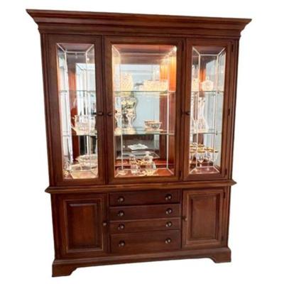 Lot 018
Stanley Furniture China Cabinet