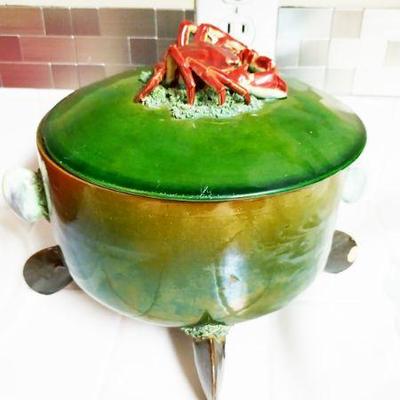 Majolica Carb pot with shell feet