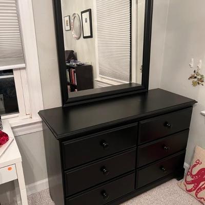 Carolina Furniture Co
Double dresser w/mirror
$225