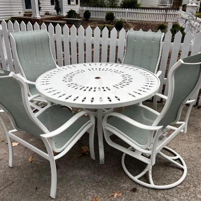 Round patio table &/2 mesh chairs, 2 mesh rockers $260
See next pic for condition 