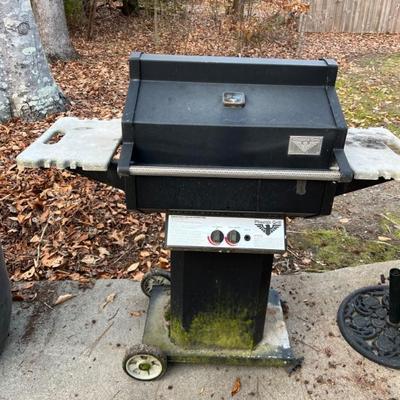Outdoor grill with full bottle of propane $25