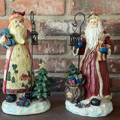 2 Santa figurines 