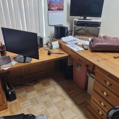 Very nice wooden desk with side attachment
