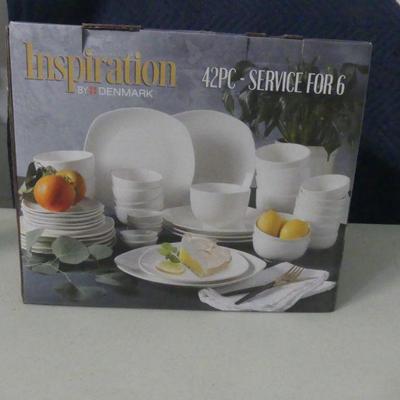 Tabletops Unlimited Inspiration by Denmark 42-Piece Service for 6 - New in Box
