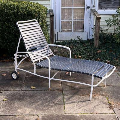 RECLINING PATIO LOUNGE CHAIR | Reclining outdoor lounge chair with two wheels with white frame and navy straps - l. 63 x w. 26 x h. 38 in. 