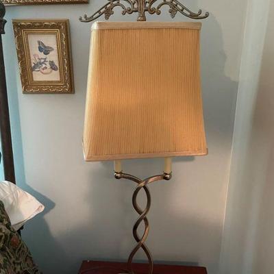 twisted table lamp w/shade