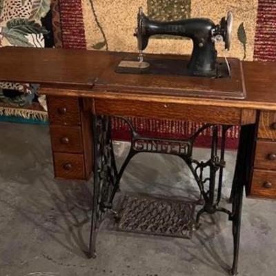 1910 Singer Treadle Sewing Machine 
