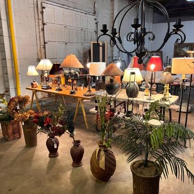 Large selection of lamps and flower/vase arrangements 
