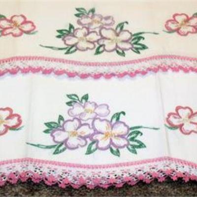 Lot 007
Embroidered Pillow case set