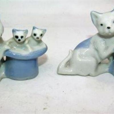 Lot 079
Porcelain kittens in top hat