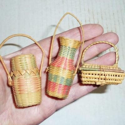 NA Indian small baskets