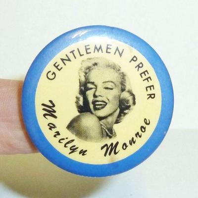 vintage pin back M Monroe