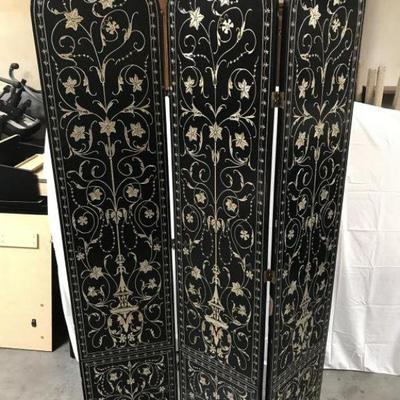 LOT 71  Havertyâ€™s 3 Panel Mediterranean Screen

silver/ black lacquer engraved Mediterranean scroll pattern Measures: each panel is 16