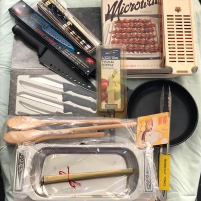 MHT061 - KITCHEN KNIVES, BREAD TRAY AND MORE GOODS