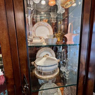 Lighted display cabinet with porcelain