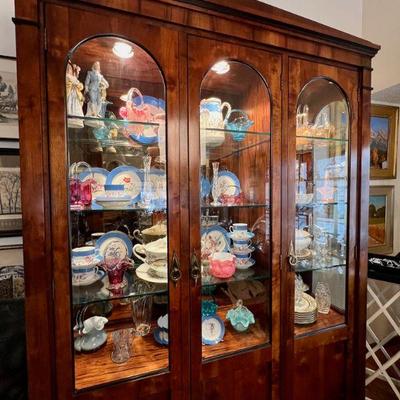 Gorgeous Modern Lighted display cabinet