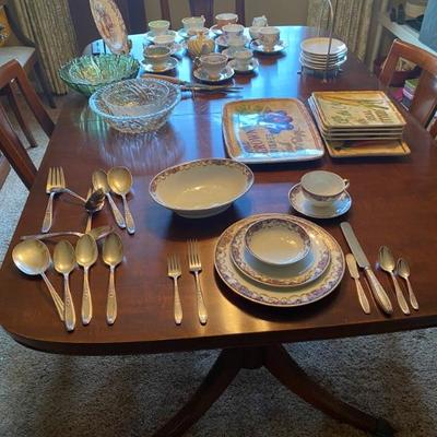 Vintage Mahogany Dining Table.