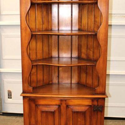 162: Quality vintage solid maple open front Country 1 door corner cabinet in the manner of Cushman Furniture approx. 30