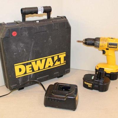 349: Working DeWalt 18V cordless drill with 2 batteries and charger (Batteries need charged)