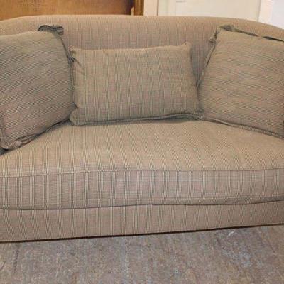 175: Quality country sofa in the tweed style upholstery with decorative pillows approx. 68