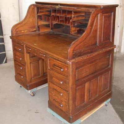 172: Antique quartersawn oak S roll top desk in original finish, as found condition, Roll is not working approx. 55