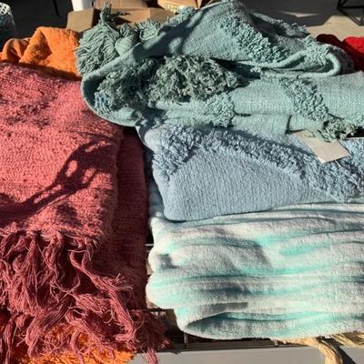 Throw blankets & bedding