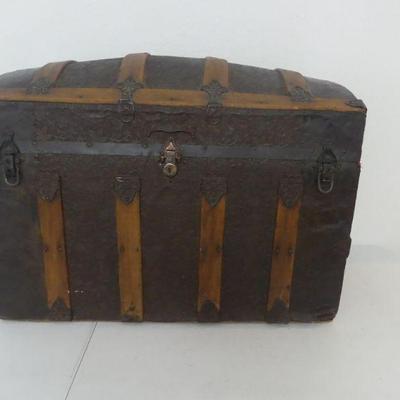 Antique Early 1900s Dome Top Steamer Trunk
