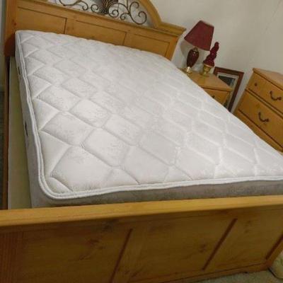 Queen Bedroom Suite with Chest of Drawers, Dresser and Mirror, Head and Footboard, Side Table 