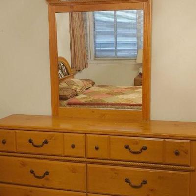 Queen Bedroom Suite with Chest of Drawers, Dresser and Mirror, Head and Footboard, Side Table 