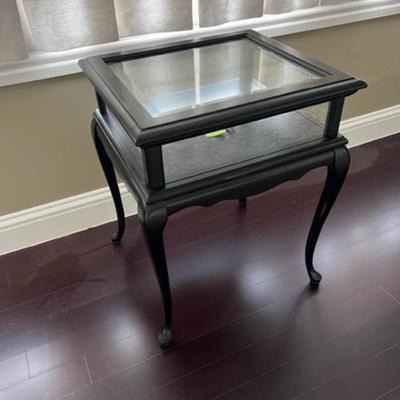 Glass knickknack table 