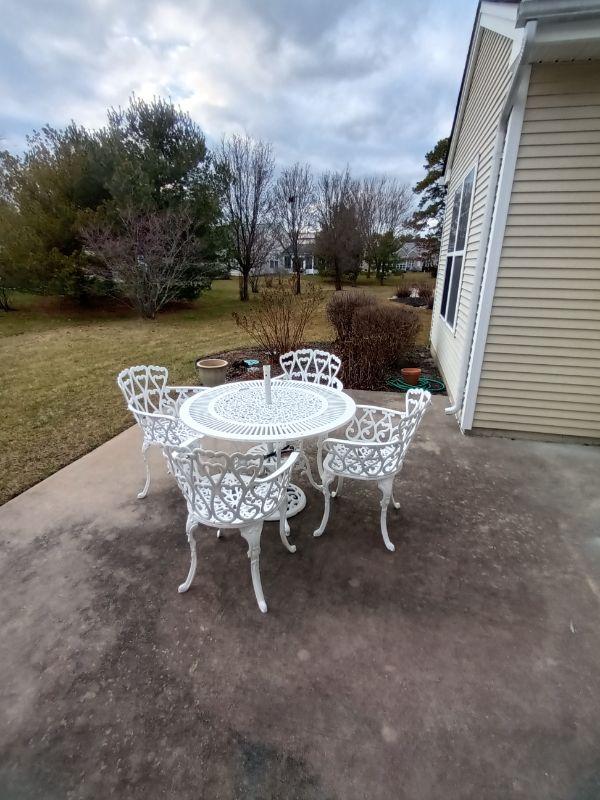 Willow Tree Estate Sales in Fabulous Four Seasons Smithville