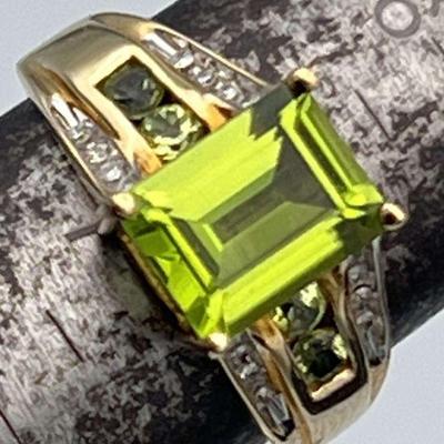 HTS706-Fabulous 10k Gold Perodot Ring