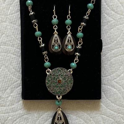 HTS438- Vintage Avon NR Drop Pendant Necklace & Earrings